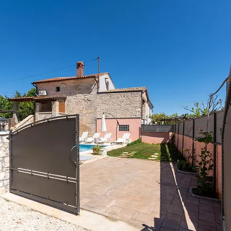 Zinnia By Briskva Vila Fabci