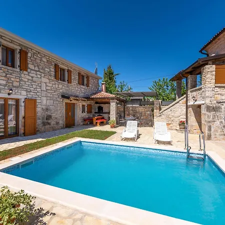 Zinnia By Briskva Vila *