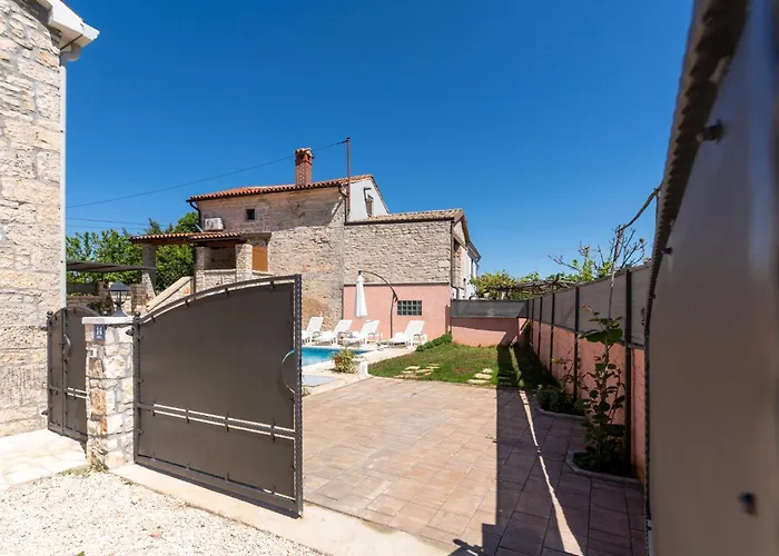 Zinnia By Briskva Vila Fabci