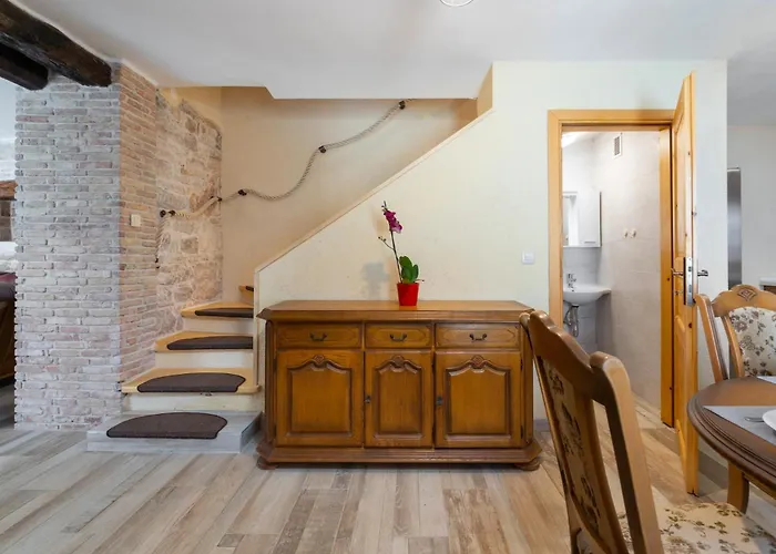 Zinnia By Briskva Vila